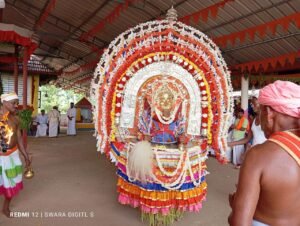 2-300x226 ಕೊಣಾಲು ಕಡೆಂಬಿಲತ್ತಾಯ ಗುಡ್ಡೆಯಲ್ಲಿ ಪ್ರತಿಷ್ಠಾ ಮಹೋತ್ಸವ ಮತ್ತು ಚಕ್ರವರ್ತಿ ಕೊಡಮಣಿತ್ತಾಯ ಹಾಗೂ ಪರಿವಾರ ದೈವಗಳ ನೇಮೋತ್ಸವ