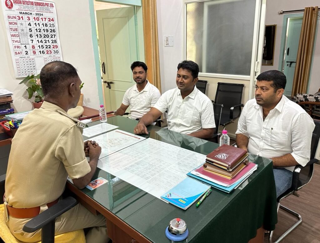 IMG-20240324-WA0111-1-1024x777 ತುಮಕೂರಿನಲ್ಲಿ ಕಾರಿಗೆ ಬೆಂಕಿ ಹಚ್ಚಿ ಮೂವರ ಹತ್ಯೆಗೈದ  ಪ್ರಕರಣ :         ಜಿಲ್ಲಾ ಎ ಎಸ್ಪಿ  ಬೇಟಿಯಾದ ರಕ್ಷಿತ್ ಶಿವರಾಂ