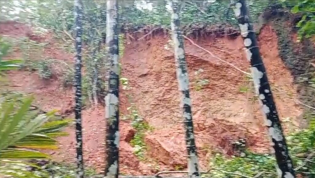 2-kaniyooru-1024x579 ಕಣಿಯೂರು ಬಳಿ ತೋಡಿಗೆ ಗುಡ್ಡ ಕುಸಿತ : ತೋಟ ಜಲಾವೃತ