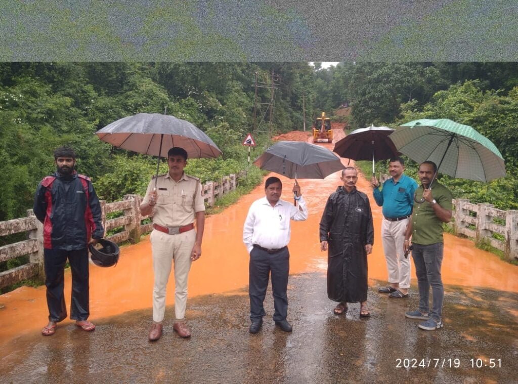3-1024x759 ಕುಂಟಾಲಪಲಿಕೆ ಸೇತುವೆ ಬಳಿ ರಸ್ತೆ ಮಧ್ಯೆ ಗುಡ್ಡ ಕುಸಿತ : ಮುಂದುವರಿದ ತೆರವು ಕಾರ್ಯ ; ವಾಹನ ಸವಾರರನ್ನು ಕಾಡುತ್ತಿದೆ; ಮತ್ತೆ ಗುಡ್ಡ ಕುಸಿತದ ಭೀತಿ
