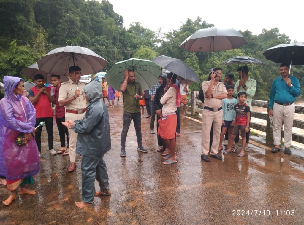 4-1024x759 ಕುಂಟಾಲಪಲಿಕೆ ಸೇತುವೆ ಬಳಿ ರಸ್ತೆ ಮಧ್ಯೆ ಗುಡ್ಡ ಕುಸಿತ : ಮುಂದುವರಿದ ತೆರವು ಕಾರ್ಯ ; ವಾಹನ ಸವಾರರನ್ನು ಕಾಡುತ್ತಿದೆ; ಮತ್ತೆ ಗುಡ್ಡ ಕುಸಿತದ ಭೀತಿ