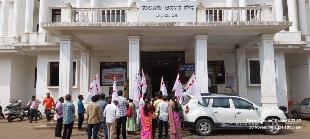20241130_105520-1024x461 ಮಂಗಳೂರು ಪೊಲೀಸ್ ಕಮೀಷನರ್ ಅನುಪಮ್ ಅಗರವಾಲ್ ಅಮಾನತಿಗೆ ಒತ್ತಾಯಿಸಿ ಡಿ.ವೈ.ಎಫ್.ಐ. ನೇತೃತ್ವದಲ್ಲಿ ಪ್ರತಿಭಟನೆ