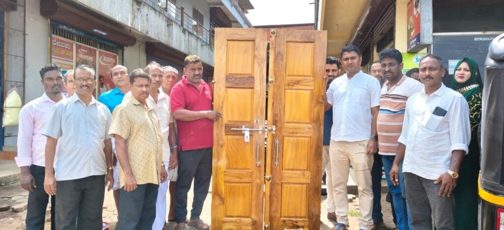 IMG-20251104-WA0001-1024x468 ಶಿಬಾಜೆ ಶ್ರೀ ನಾರಾಯಣಗುರು ಮಂದಿರಕ್ಕೆ ಬಾಗಿಲು ಹಸ್ತಾಂತರಿಸಿದ ರಕ್ಷಿತ್ ಶಿವರಾಂ