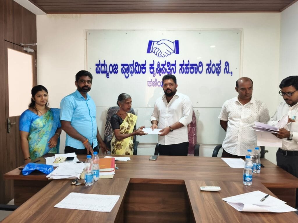 IMG-20251119-WA0000-1-1024x768 ಪದ್ಮುಂಜ : ಸಿ.ಎ. ಬ್ಯಾಂಕಿನಿಂದ ಚಿಕಿತ್ಸೆಗೆ ಧನಸಹಾಯ ಹಸ್ತಾಂತರ