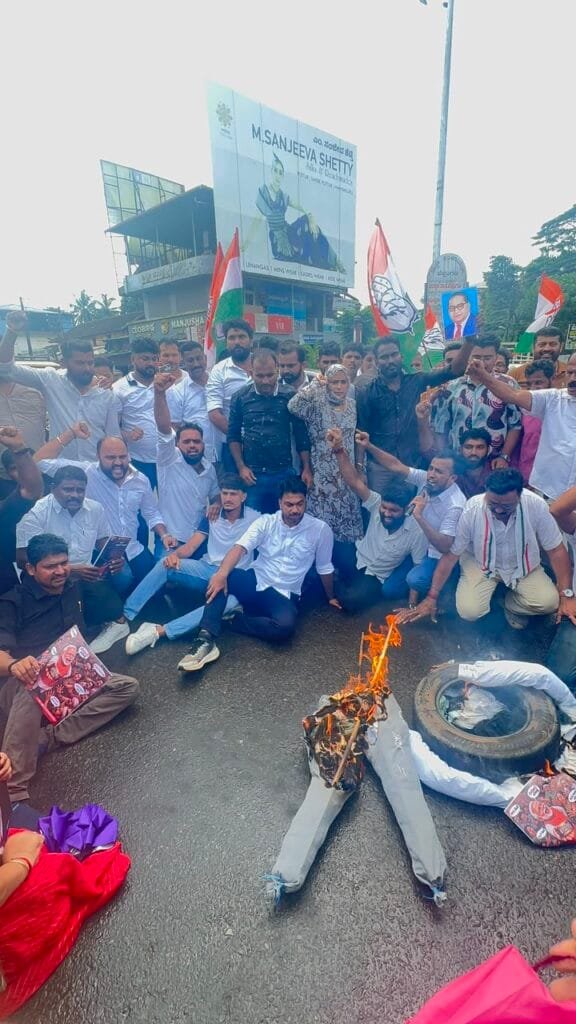 IMG-20260723-WA0015-576x1024 ಬೆಳ್ತಂಗಡಿಯಲ್ಲಿ ಯುವ ಕಾಂಗ್ರೆಸ್ ನೇತೃತ್ವದಲ್ಲಿ ಪ್ರತಿಭಟನೆ:ದೆಹಲಿಯಲ್ಲಿ ಪ್ರತಿಭಟನಾ ನಿರತ ವಿದ್ಯಾರ್ಥಿಗಳ ಮೇಲಾದ ಗೂಂಡಾಗಳ ಹಲ್ಲೆ , ರಾಹುಲ್ ಗಾಂಧಿ ಬಂಧನ ಖಂಡನೀಯ : ನಾಗೇಶ ಕುಮಾರ್ ಗೌಡ